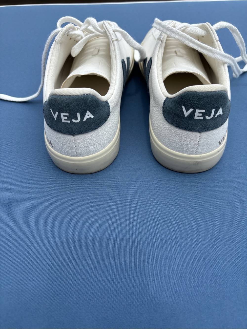 Veja Classic Campo Sneaker - Picture 4 of 6